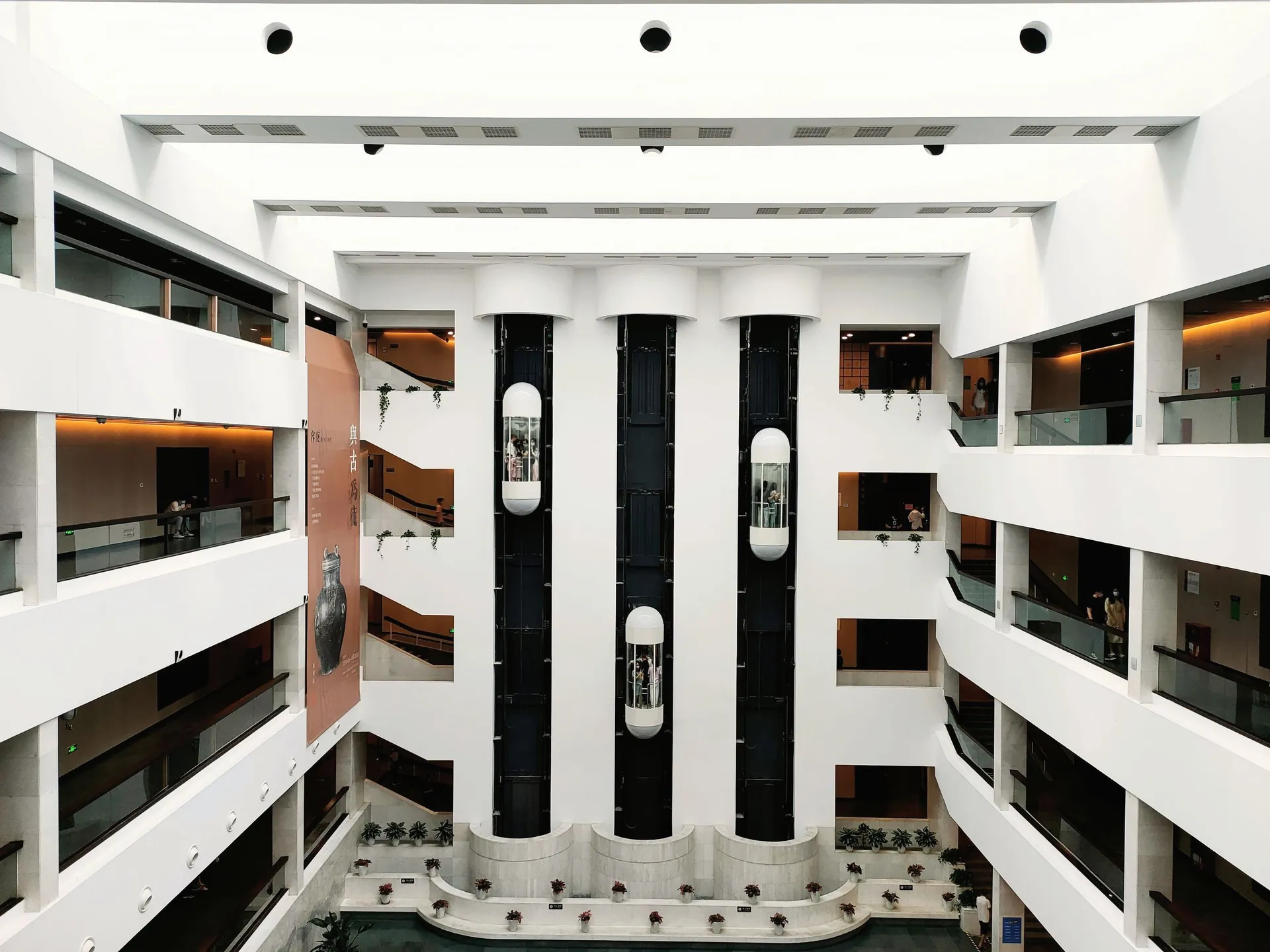 Atrium içinde kapsül panoramik asansörler
